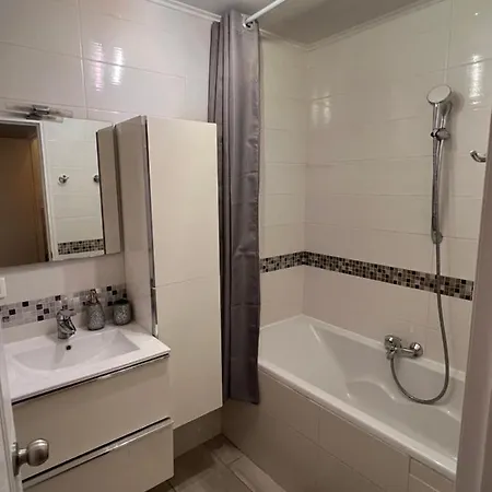 Les Arenes - Centre, 2 Pieces Recemment Renove De 45 M2 Avec Sa Terrasse De 10 M2